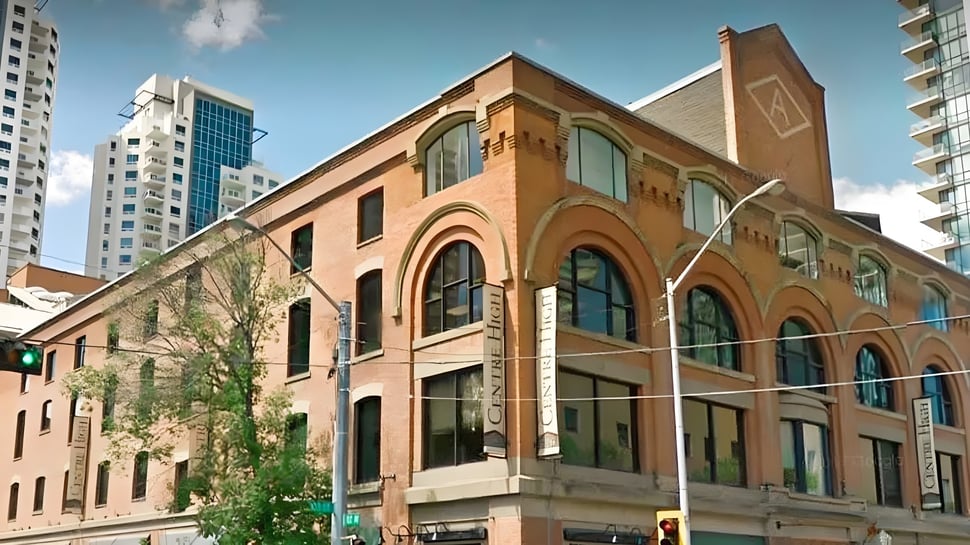 El histórico edificio de ladrillo en el campus de Centre High Campus se encuentra frente a modernos rascacielos.