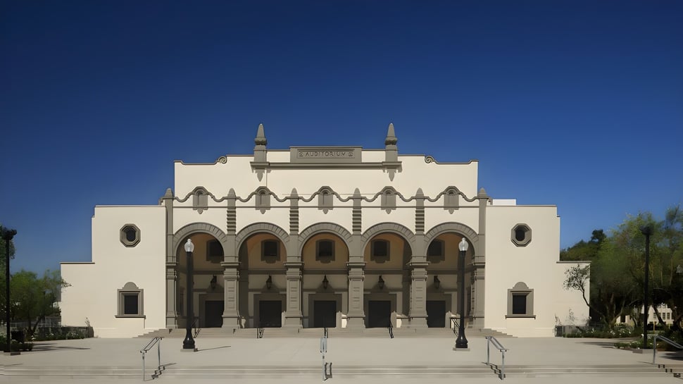 El histórico edificio principal de la Chaffey High School con arcos y elementos decorativos en una plaza pavimentada.