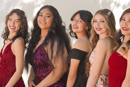 Un grupo de cinco estudiantes de la Chaffey High School posan frente a un fondo claro.