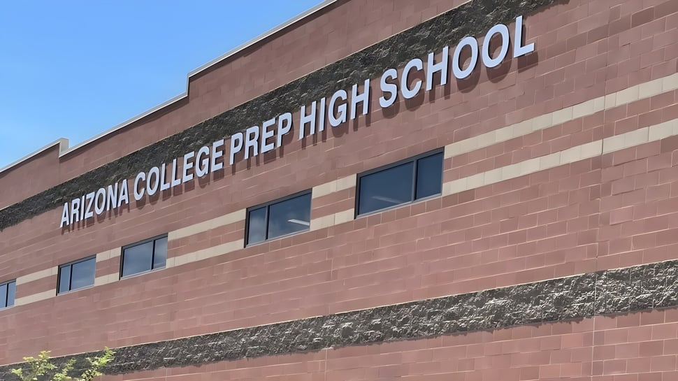 El edificio del Chandler Unified School District con la inscripción Arizona College Prep High School en la fachada.