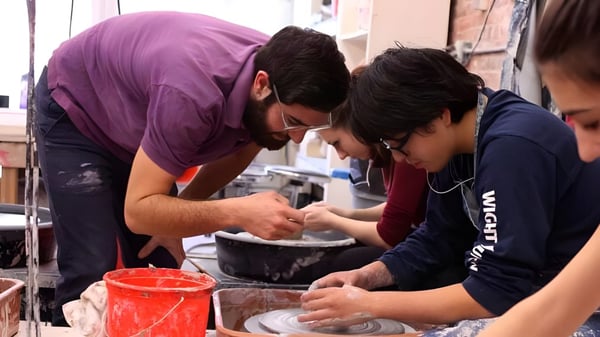 Tres personas trabajan juntas en una tarea en el campus de Chapel Hill - Chauncy Hall.