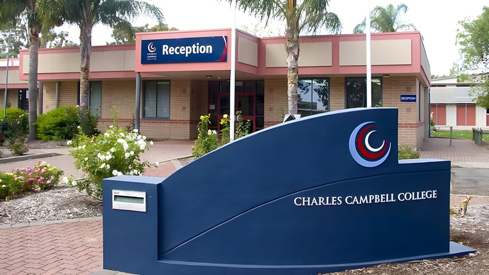 El área de recepción con el logo y el letrero del Charles Campbell College es claramente visible en la imagen.