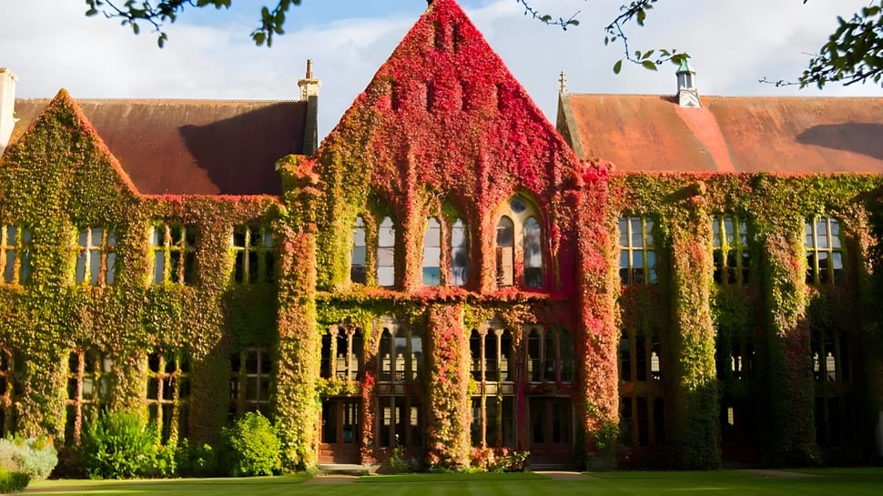 El edificio histórico con fachada roja se encuentra en el campus del Cheltenham Ladies' College y está rodeado de verde.