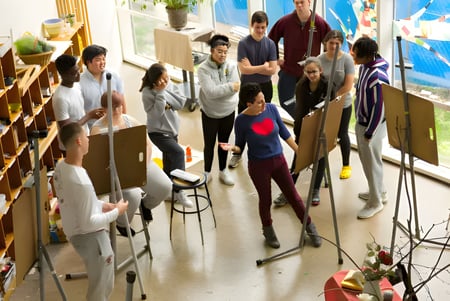 Un grupo de estudiantes se encuentra en un aula en el campus de Choate Rosemary Hall.