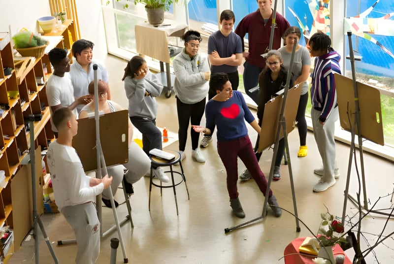 Un grupo de estudiantes se encuentra en un aula en el campus de Choate Rosemary Hall.