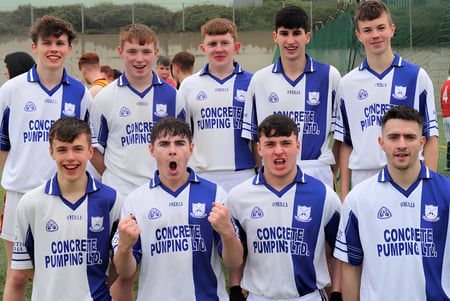 Un grupo de estudiantes en uniformes deportivos posan para una foto de equipo en el campo de deportes de la Christian Brothers School Kilkenny.