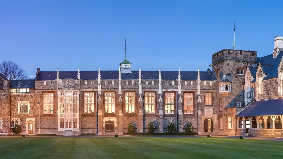 El edificio principal con forma de castillo del Christ's College se encuentra frente a un césped cuidado.