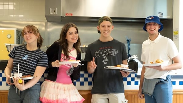 Estudiantes de Cincinnati Christian Schools preparan juntos una comida en la cocina.