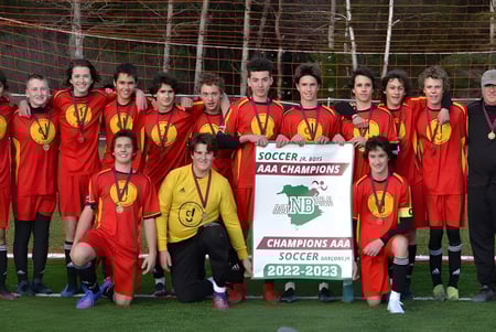 Estudiantes de la Cité des Jeunes A.-M.-Sormany sostienen con orgullo el banner de ganador del campeonato AAA de la temporada 2022-2023.