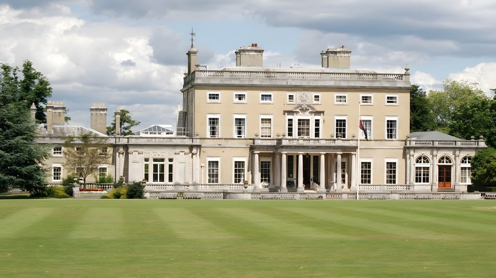 La mansión neoclásica en el terreno de la City of London Freemen’s School está rodeada de césped bien cuidado y árboles.