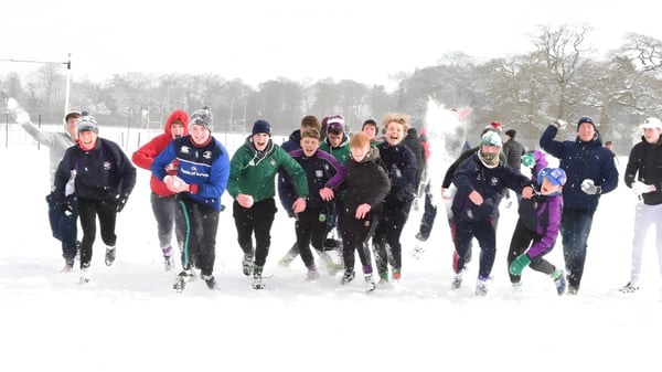 Estudiantes del Clongowes Wood College practican esquí de fondo en un sendero forestal cubierto de nieve.