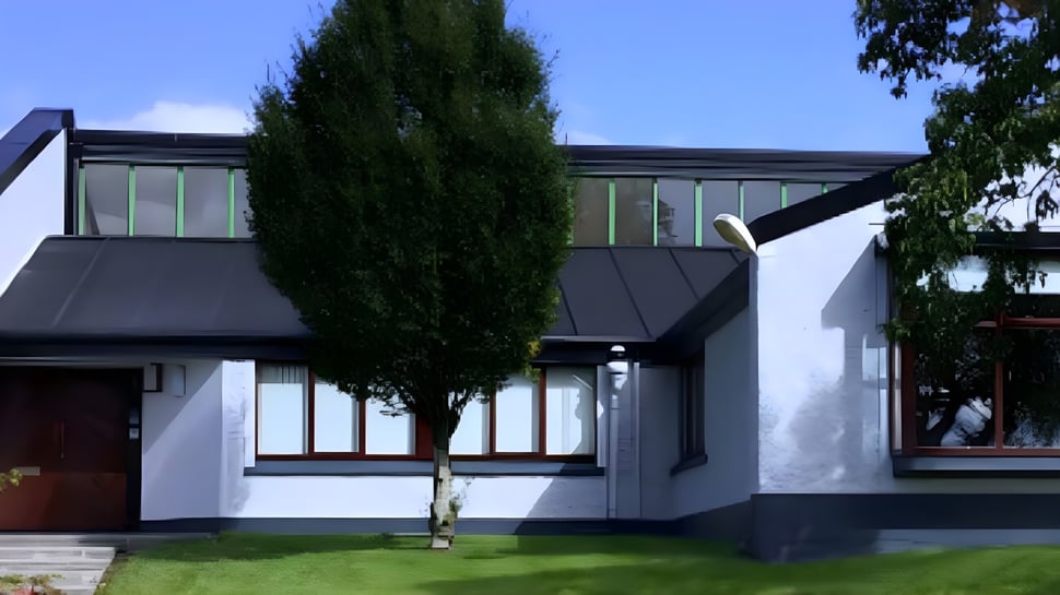 Un moderno edificio de dos pisos con fachada blanca y grandes ventanas en el terreno de Coláiste Mhuire Ballymote.