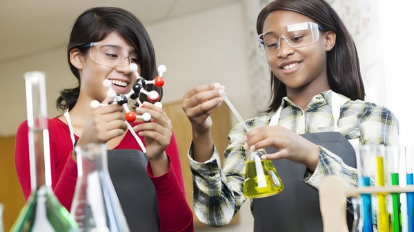 Dos estudiantes de Coláiste Pobail Acla conversan y examinan juntos algo en el laboratorio.