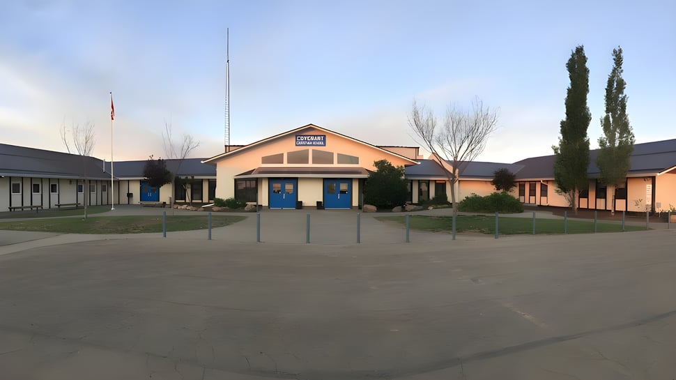 El edificio de una sola planta con techo rojo y acentos azules se encuentra en el terreno de la Covenant Christian School.
