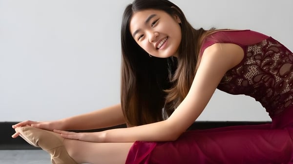 Una estudiante de la Crean Lutheran High School está sentada en un sofá y sonríe.