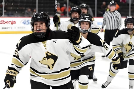 Un grupo de jugadores de hockey con camisetas blancas y negras juega sobre el hielo en el Daniel McIntyre Collegiate Institute.