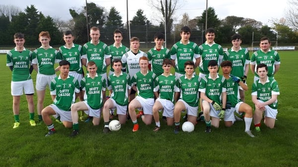 Un grupo de jóvenes futbolistas posa juntos en el campo deportivo del Davitt College.