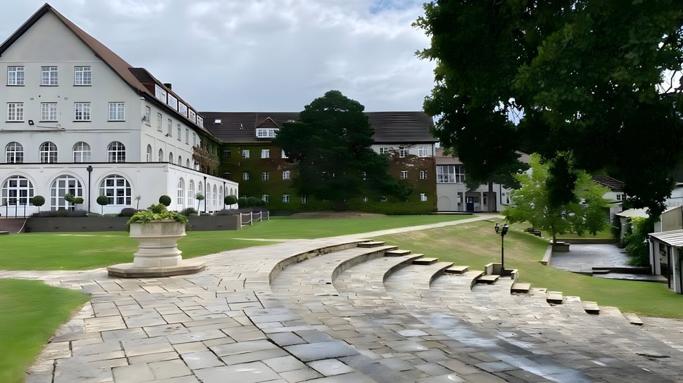 El patio con un camino de piedra y arquitectura histórica en el terreno de la Downe House School.