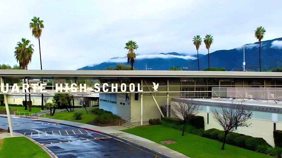 Se puede ver el campus del Duarte Unified School District con palmas en primer plano y montañas en el fondo.