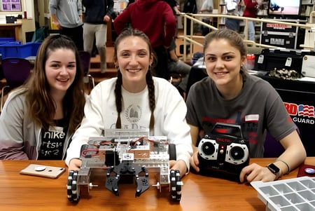 Tres alumnas de la Dundalk Grammar School trabajan juntas en un proyecto de robot en un aula.