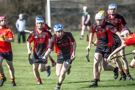 Un grupo de atletas corre en el campo de deportes del Dungarvan College.