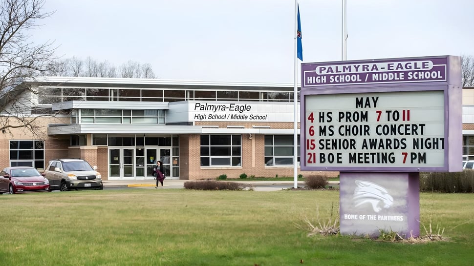 El edificio de la Eagle School muestra un cartel con eventos próximos en el campo de césped circundante.