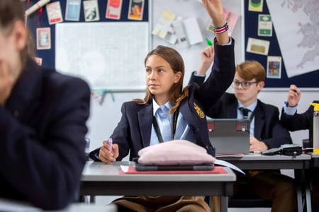 Estudiante en clase con uniforme escolar