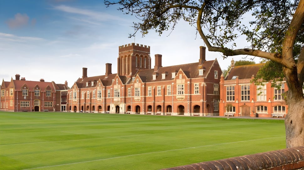 El histórico edificio de ladrillo de Eastbourne College se encuentra frente a un césped bien cuidado.