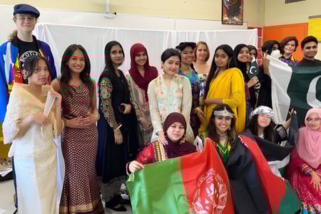Un grupo de estudiantes en ropa tradicional y moderna en el colorido aula de la Eastside Secondary School.
