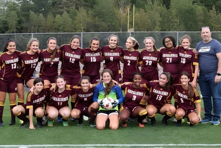 Un grupo de jóvenes futbolistas posa en el campo de deportes de la École Clément-Cormier.