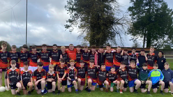 Un grupo de jóvenes futbolistas posan en un campo en el terreno del Elphin Community College.