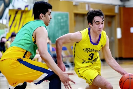 Dos estudiantes juegan baloncesto en la cancha de la Enver Creek Secondary School.