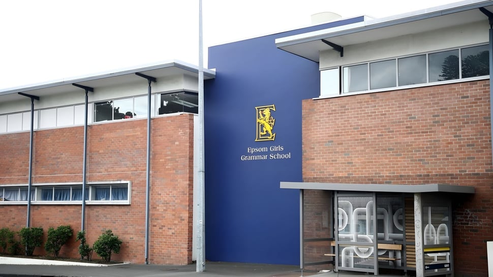El edificio de la Epsom Girls Grammar School es de ladrillo y vidrio y está rodeado de un paisaje cuidado.
