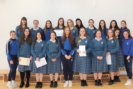 Un grupo de jóvenes alumnas está en una clase en el campus de la Eureka Secondary School.