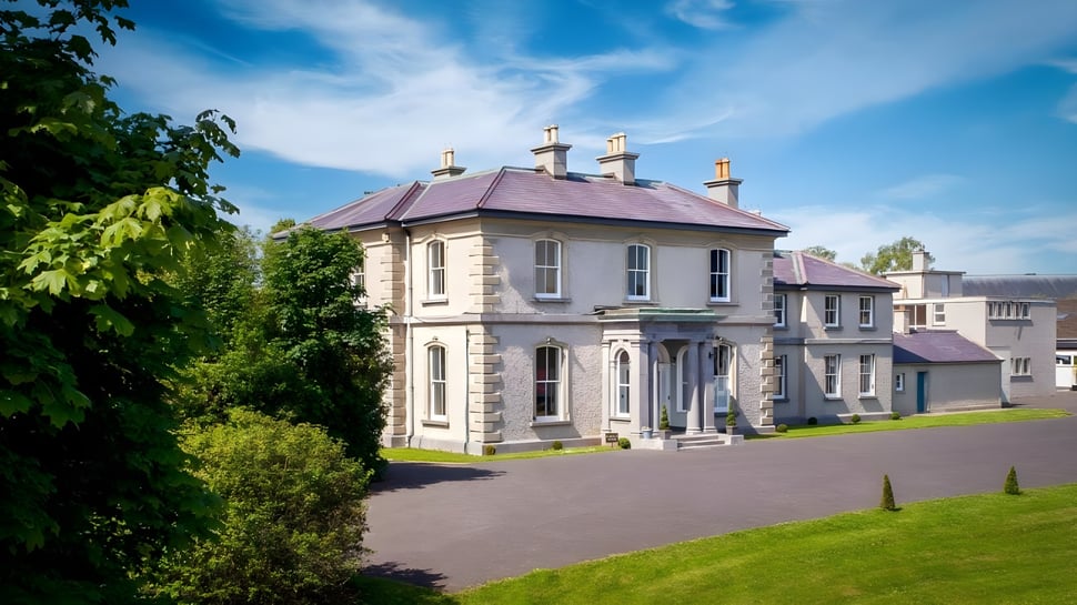 El representativo edificio de varios pisos de la Eureka Secondary School está rodeado de abundante vegetación.