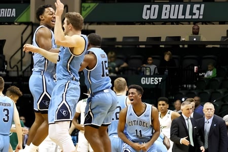 Dos jugadores de baloncesto de la Faith Christian School se abrazan en la cancha durante un partido.
