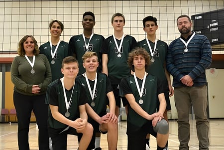 Un grupo de estudiantes de la Fernie Secondary School posan con medallas en un gimnasio.