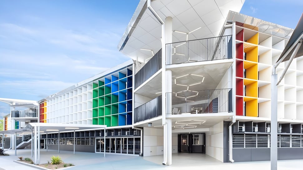 El moderno edificio de varios pisos con una colorida fachada geométrica en el campus de la Ferny Grove State High School.