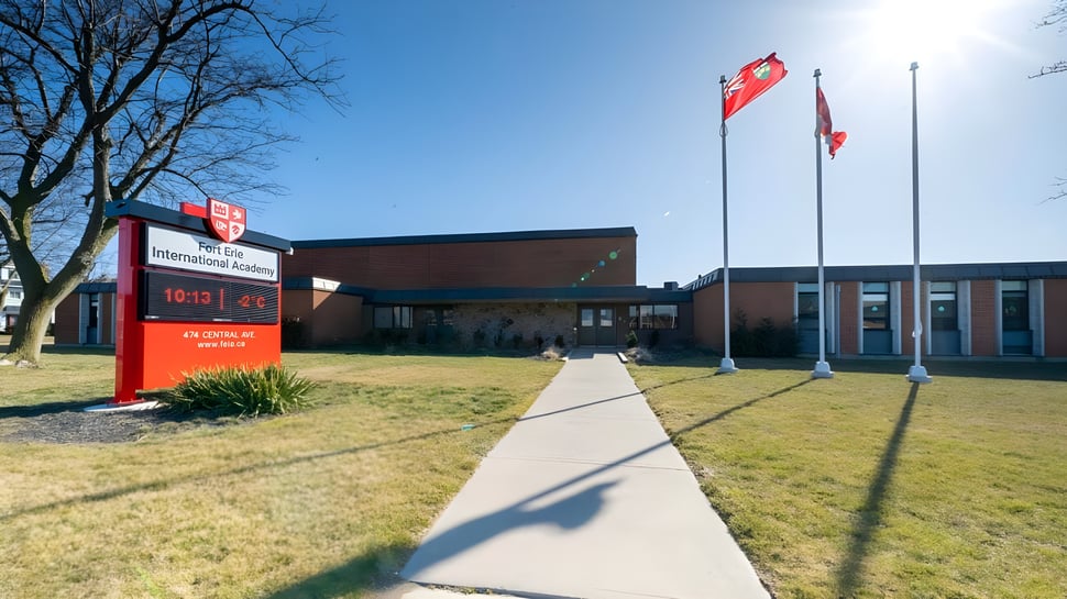 El edificio de ladrillo con el logotipo de la cruz roja y banderas canadienses en el terreno de la Fort Erie International Academy.
