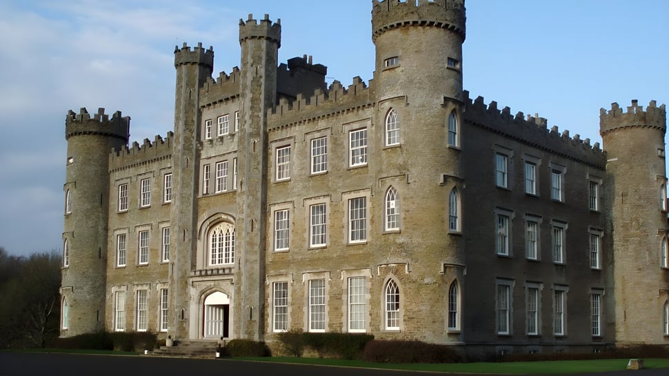 El castillo de aspecto medieval en el campus del Franciscan College Gormanston está rodeado de mucho verde.