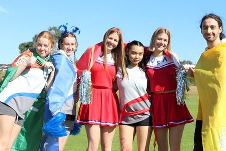 Un grupo de jóvenes mujeres lleva vestidos tradicionales y coloridos en el terreno del Fremantle College.