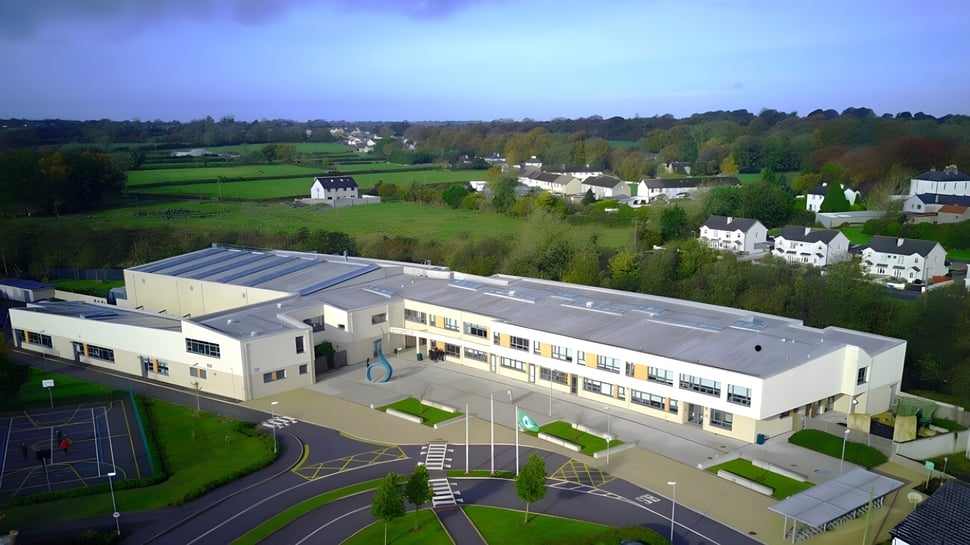 El moderno edificio de varios pisos de la Gallen Community School está rodeado de un paisaje rural con colinas y bosques.