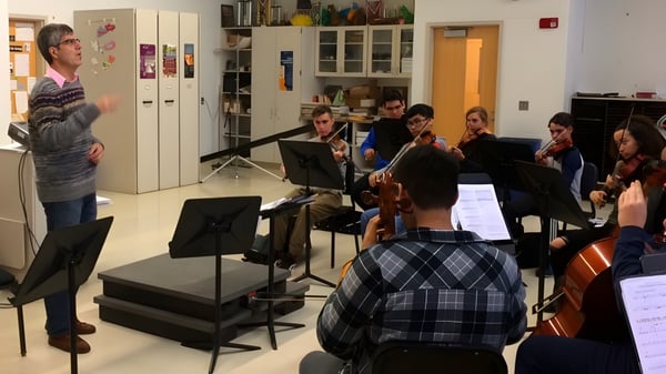 Un grupo de estudiantes con instrumentos musicales se reúne en el aula de música del Galway Community College.
