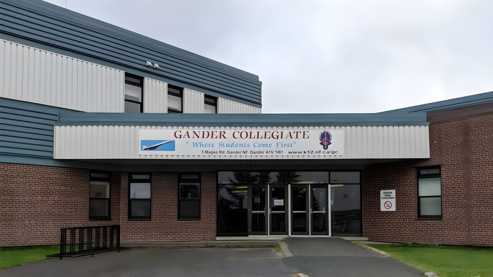 El edificio de Gander Collegiate con entrada de vidrio y revestimiento de ladrillo y fachada se puede ver desde afuera.