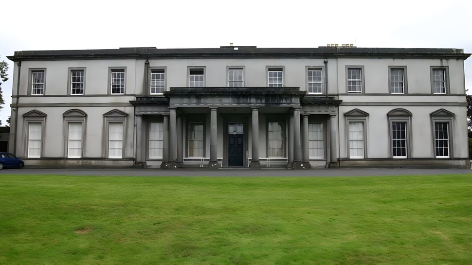 El edificio principal neoclásico del Garbally College se encuentra en una cuidada superficie de césped.