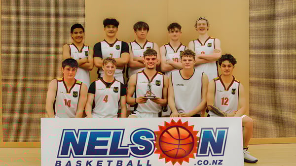 Un grupo de alumnos del Garin College posan en uniformes de baloncesto en el gimnasio.