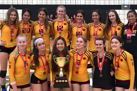 Un grupo de jóvenes atletas de la Garth Webb Secondary School posan con un trofeo frente a una pared de azulejos.