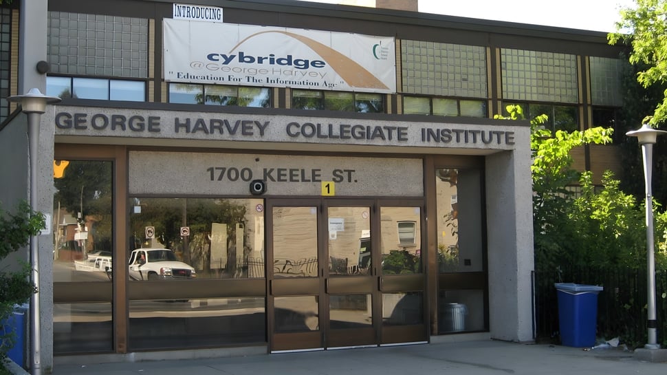 La entrada del George Harvey Collegiate Institute con el Cybridge Education Center al fondo.