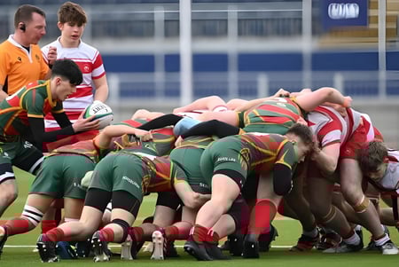 Un grupo de jugadores de rugby del Glenalmond College se puede ver durante un partido en un mele en el campo.