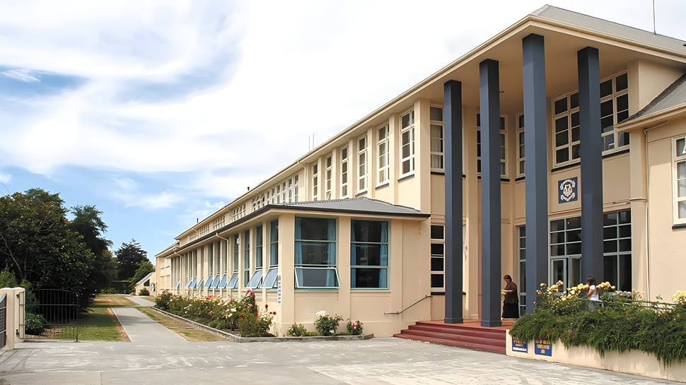 El edificio principal de varios pisos de la Gore High School está rodeado de un camino pavimentado y áreas verdes bien cuidadas.